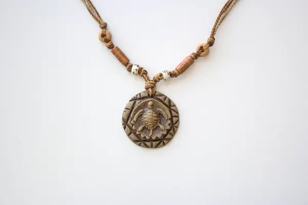 Brezilya yapımı el yapımı deniz kaplumbağası kolyesi. Tahtaya kazınmış. Kadınlar için yerli, etnik, kabile moda tasması.