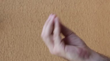 İzole erkek el titremesi Mamma Mia italyan el işareti yapıyor