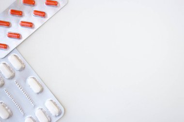 Fotokopi için alanı olan yatay arkaplan sol tarafında iki tıbbi kapsül kabarcığı var. İlaç, tablet, tedavi, eczane konsepti