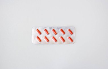 Beyaz arka planda izole edilmiş su toplayan kırmızı tıbbi kapsüller. Kopya için alanı olan yatay pankart. Eczane, tedavi, sağlık sorunu kavramı