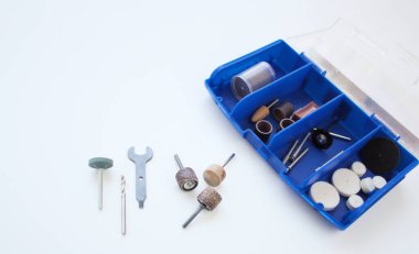 Dremel döner araç aksesuar seti, dremel kafa seti, zımpara makinesi. El işi, endüstri, ahşap işçiliği, onarım ve bakım araçları. Tamirci atölyesi aletleri. Boşluğu beyaz arkaplanda kopyala.