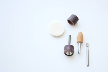 Dremel döner araç aksesuar seti, dremel kafa seti, zımpara makinesi. El işi, endüstri, ahşap işçiliği, onarım ve bakım araçları. Boşluğu beyaz arkaplanda kopyala.
