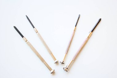 Beyaz arkaplanda dört uzun tornavida seti var. Ev ve sanayi onarımı veya bakım hizmetleri için araç ve gereç.