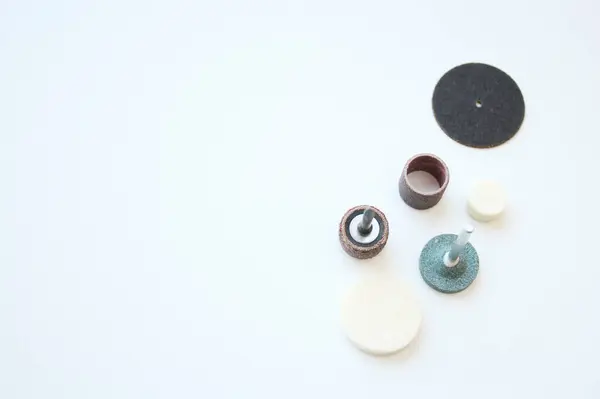 Dremel döner araç aksesuar seti, dremel kafa seti, zımpara makinesi. El işi, endüstri, ahşap işçiliği, onarım ve bakım araçları. Boşluğu beyaz arkaplanda kopyala.