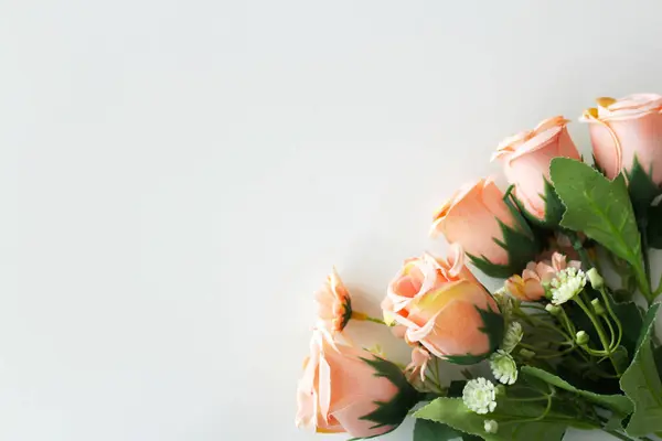 Beyaz arka planda bir buket gül. Sevgililer günü için fotokopi yeri olan yumuşak pembe çiçekler, kadınlar günü, düğün ve anneler günü. Yatay pankart ve tebrik kartı.