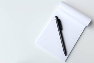 Fotokopi alanı olan siyah kalem ve beyaz not defteri afişi. Ofis malzemeleri, okul kırtasiyesi, eğitim, not almak, buruşturma konsepti..