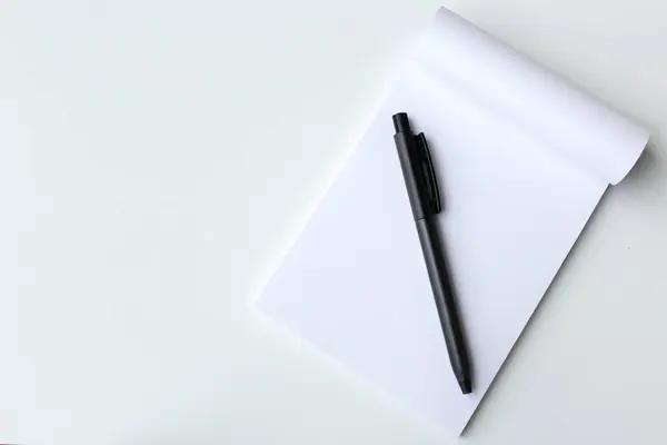 Fotokopi alanı olan siyah kalem ve beyaz not defteri afişi. Ofis malzemeleri, okul kırtasiyesi, eğitim, not almak, buruşturma konsepti..