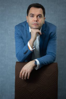 Ciddi bir yönetici, çenesi elinde dinleniyor, kameraya bakıyor. İş adamı, CEO, güçlü bakışlı düşünceli patron için ideal. Kopya alanı ile Stüdyo portresi.