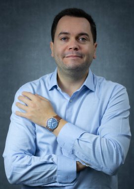 Çapraz kollu, mavi gömlekli ve kol saati takan dost canlısı iş adamı elini omzuna koydu. Şirket işi, kariyer, ofis işi, menajer için ideal. Stüdyo resmi, kopyalama alanı.