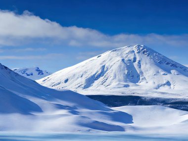 Güzel kış dağları manzarası. Aleutian Adaları, Catherine Archipelago, Aleutian bölgesi Amerika Birleşik Devletleri 'nin Alaska eyaleti..