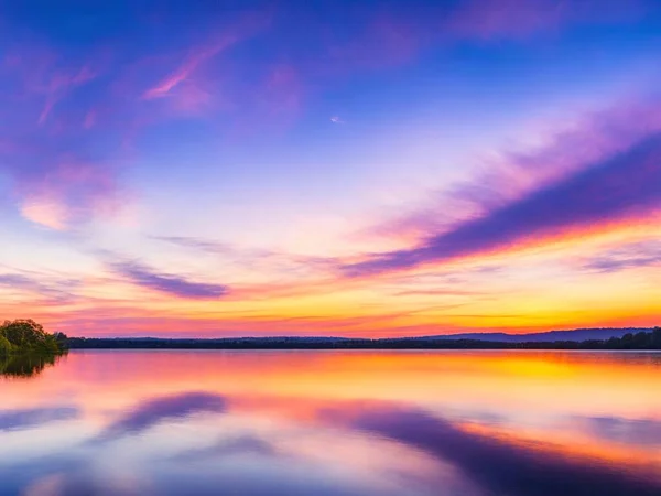 Panorama Des Schönen Sonnenaufgangs Über Dem See Mit Herrlichem Himmel — Stockfoto