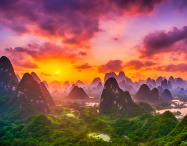 Guilin Hazed Dağı, Çin, Guilin, Piled İpek Dağları üzerinde turuncu sisli gün batımı.
