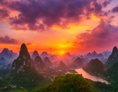 Guilin Hazed Dağı, Çin, Guilin, Piled İpek Dağları üzerinde turuncu sisli gün batımı.