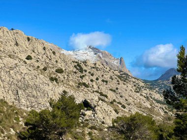 Karla kaplı büyük dağlar