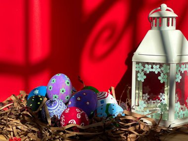 Paskalya yumurtaları eğlenceli bir aile kutlaması