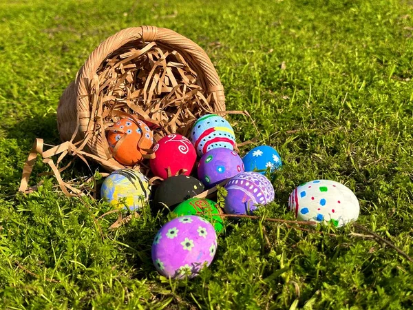 Paskalya yumurtaları eğlenceli bir aile kutlaması