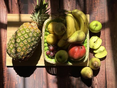 Taze meyve ve sebze sağlıklı bir yiyecek.