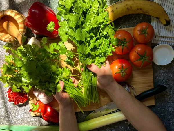 Çeşitli renklerde taze ve sağlıklı sebzeler.