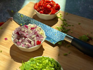 Çeşitli renklerde taze ve sağlıklı sebzeler.