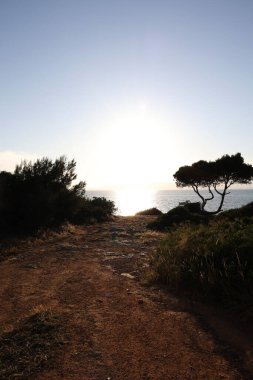 Akdeniz İspanya 'sına yansıyan parlak günbatımı