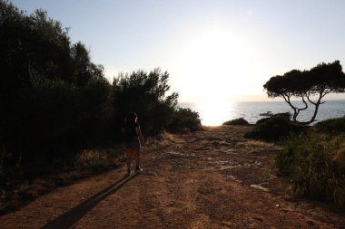 Akdeniz İspanya 'sına yansıyan parlak günbatımı