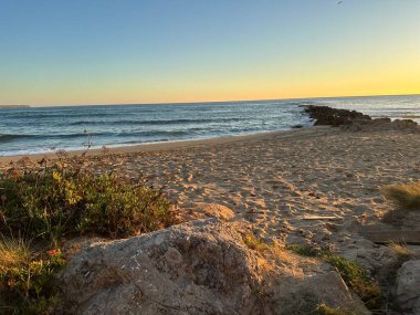 Akdeniz İspanya 'sında gün batımının güzel yansıması Altın bir anda gökyüzü