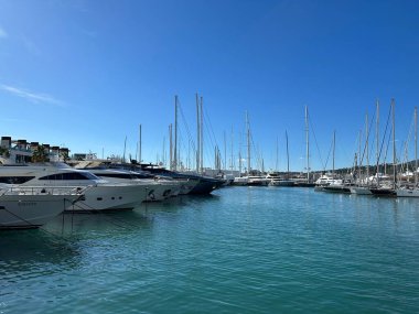 Palma de Mallorca 'da güneşli bir gün Yazın mavi gökyüzü