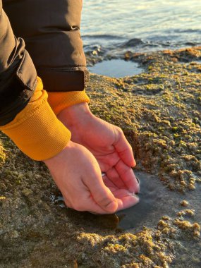 Akdeniz İspanya 'sında gün batımının güzel yansıması Altın bir anda gökyüzü