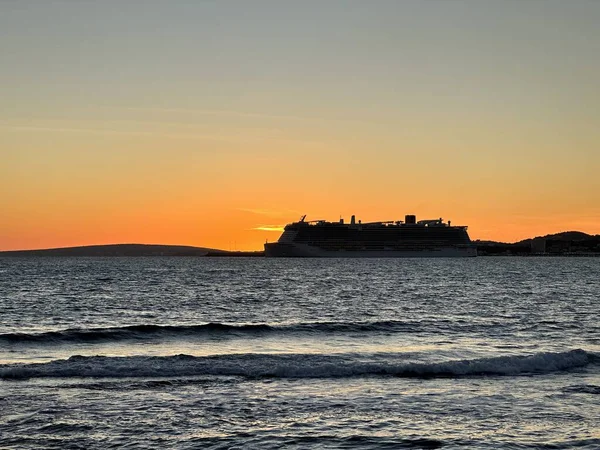黄金の瞬間に空と地中海の海のスペインで美しい夕日の反射 — ストック写真