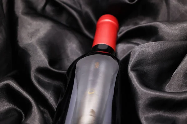 Botella Vino Tinto Sobre Seda Negra Profunda — Foto de Stock