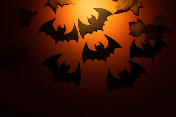 Летучие Мыши Бумаги Оранжевом Фоне Освещенные Осенними Листьями Хэллоуин — стоковое фото