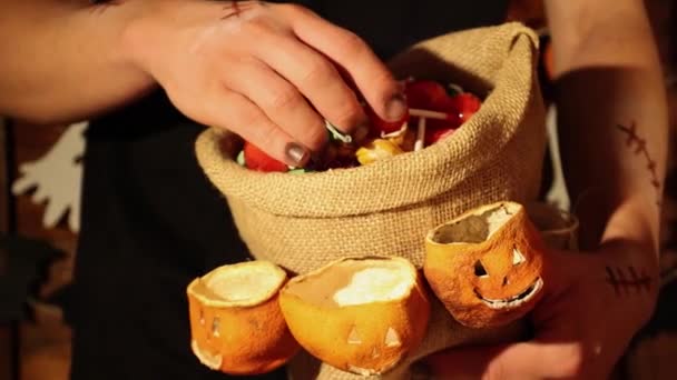 Mãos Agarrando Doces Saco Decorado Halloween — Vídeo de Stock