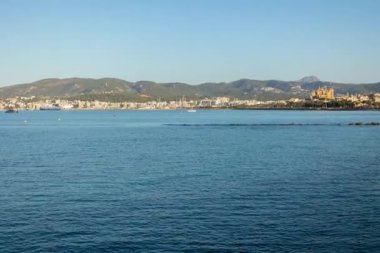 Arka planda Palma de Mallorca kentiyle Akdeniz 'in zaman atlaması