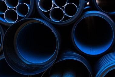 Sokağa yığılmış siyah ve mavi PVC borularının arka plan ve dokuları