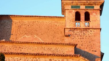 Valldemossa İspanya 'daki belediye müzesinin günbatımında arka planda mavi bir gökyüzü ile dikey hareketi