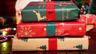 Erkek el, üzerinde Kara Cuma yazan sarı bir kağıt yerleştiriyor. Bazı Noel hediyeleri, Kara Cuma alışveriş konsepti.