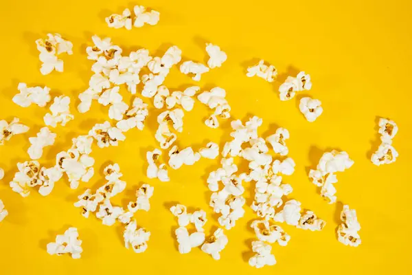 Sarı arka planda patlamış mısır manzarası, sinemada eğlence ve yemek kavramı