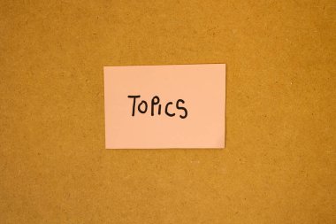 Tahtaya konuların yazılı olduğu pembe nota konsepti