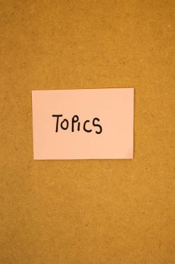 Dikey görüntü, pembe nota kavramı üzerine yazılı mesaj yapıştırılmış başlıklar