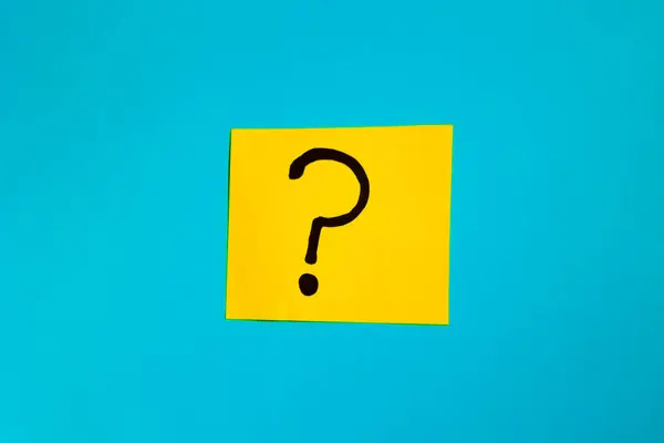 Mavi arkaplanda soru işareti olan sarı kağıt, soru konsepti