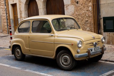 Soller Mallorca, İspanya - 30 Ağustos 2024 - Eski Sller kasabasının sokaklarındaki krem renkli klasik bir arabanın fotoğrafı