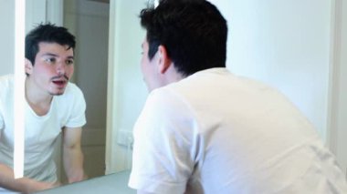 Çilli genç adam uyandı ve parlak bir aynanın önünde yüzünü suyla yıkadı.