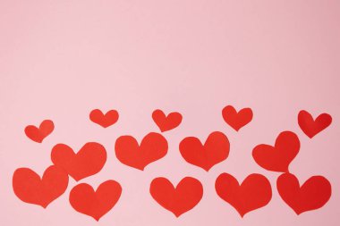 Farklı boyutlarda kırmızı kalpler pembe arka planda fotokopi alanı, Sevgililer Günü konsepti