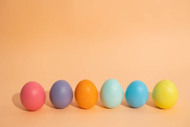 Çok renkli paskalya yumurtalarının minimalist görüntüsü arka planda, Paskalya kutlaması konsepti
