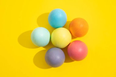 Çok renkli Paskalya yumurtalarına yakın plan sarı arka planda çiçek şeklinde. Paskalya dekorasyonu konsepti