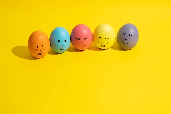 Mutlu yüzleri çizilmiş çok renkli paskalya yumurtaları fotokopi alanı olan sarı bir zemin üzerine dizilmişti. Paskalya dekorasyonu