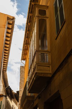 Güneşli bir günde Palma de Mallorca 'nın merkezinde eski bir sokakta.