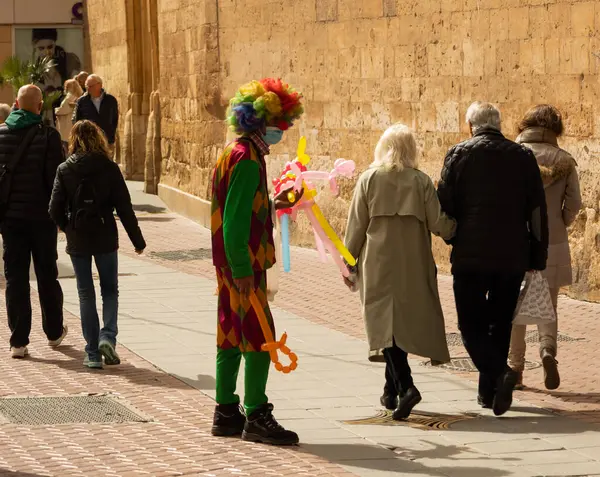 Palma de Mallorca, İspanya - 4 Mart 2025 İspanya - Palma de Mallorca şehir merkezinin sokaklarında sokak sanatçısı