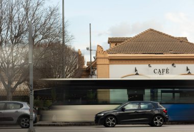 Palma de Mallorca, İspanya - 4 Mart 2025 Intermodal önünden geçen arabalar, sokak fotoğrafçılığı