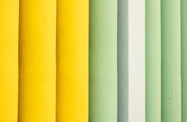 Sarı ve yeşile boyanmış beton parmaklıklar, sokak fotoğrafçılığı.